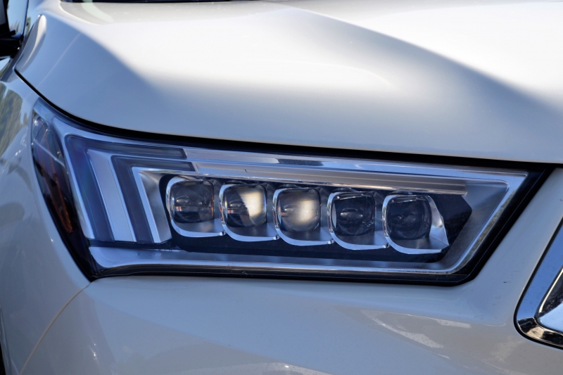 moto-LEVENS-min_acura-headlamp-2834131